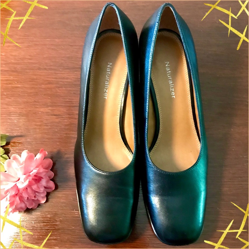 New in Box Black Leather Naturalizer Pumps Size 9M